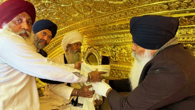 ਘੜੀ ਠੀਕ ਹੋਣ ਤੋਂ ਬਾਅਦ ਦਰਬਾਰ ਸਾਹਿਬ ਲਗਾ ਦਿੱਤੀ ਗਈ