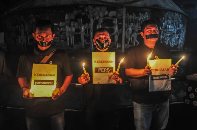 Beberapa jurnalis yang tergabung dalam Koalisi Anti Pembungkaman Demokrasi melakukan aksi diam saat aksi seribu lilin di Taman Tugu Juang, Jambi, Jumat (19/9/2025).