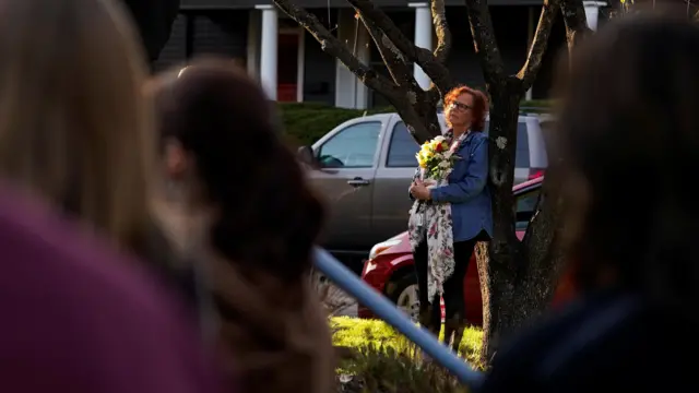 केन्टकीमा गोलीकाण्ड भएको ब्याङ्कबाहिरको दृश्य