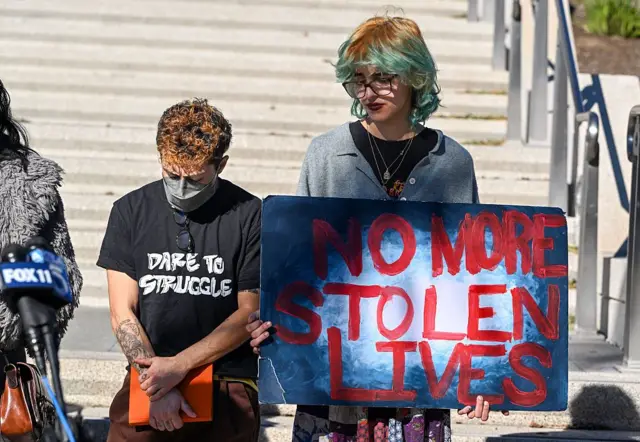 Kye Jones, a la izquierda, y Rue El Amar del grupo Dare to Struggle, durante una conferencia de prensa en Santa Ana, CA, el martes 13 de enero de 2026. Jones dijo que fue arrestado y lesionado por un oficial del Departamento de Seguridad Nacional durante una protesta el viernes. (Foto de Jeff Gritchen/MediaNews Group/Orange County Register vía Getty Images)