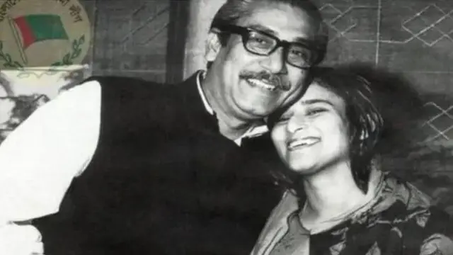 شیخ مجیب الرحمان اپنی بڑی بیٹی شیخ حسینہ کے ساتھ جو ایک دہائی سے زیادہ عرصے سے بنگلہ دیش کی وزیر اعظم ہیں