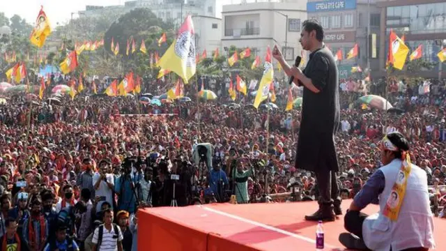 র্বাচনী সভায় ভাষণ দিচ্ছেন সাবেক মহারাজা প্রদ্যোৎ বিক্রম মাণিক্য দেববর্মন (ডানদিকে)