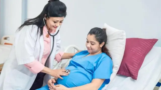 डॉक्टर आणि गरोदर महिला