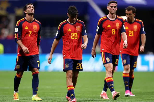 Jogadores da Espanha saindo de campo