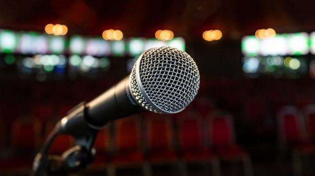 Microfone com assentos vazios atrás no teatro