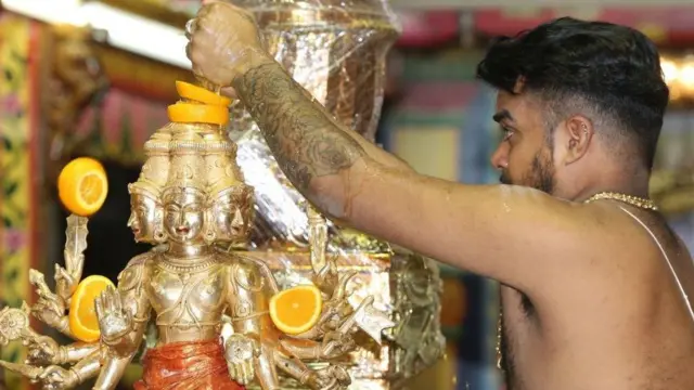 கோயில்கள், பூசாரி, பூஜை