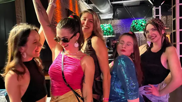 Молодь у яскравих вбраннях на дискотеці 80-х, 90 і нульових у Львові