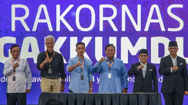 Anies-Muhaimin, Prabowo-Gibran, dan Ganjar-Mahfud berfoto bersama usai menandatangani deklarasi kampanye damai dalam Pemilu 2024 pada Senin (27/11).