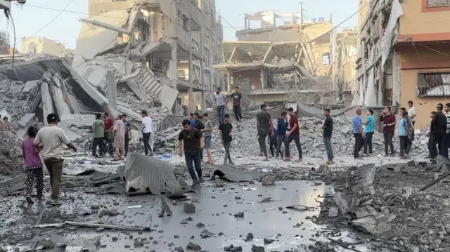  منظر للدمار بعد أن ضربت طائرات حربية إسرائيلية مبنى في منطقة الشنطي شمال قطاع غزة في 31 مايو/أيار 2025. 