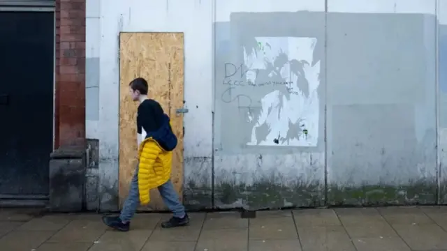 Un jeune homme qui marche seul