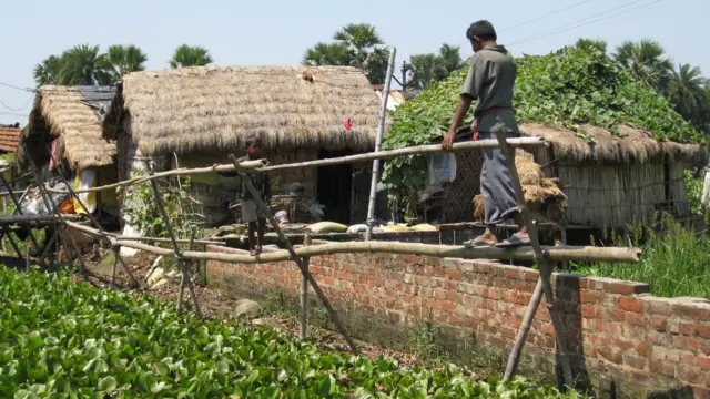 বাংলাদেশ থেকে আসা মানুষদের বসবাসের একটা অঞ্চল নিউটাউন লাগোয়া যাত্রাগাছি; এখন আমূল বদলিয়ে গেছে এলাকাটি