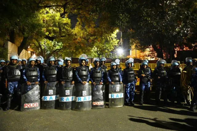 রাত নয়টা নাগাদ কেন্দ্রীয় তদন্তকারীরা মুখ্যমন্ত্রী আবাসে পৌঁছনর সঙ্গে সঙ্গেই বিশাল পুলিশ বাহিনী মোতায়েন করা হয় সেখানে