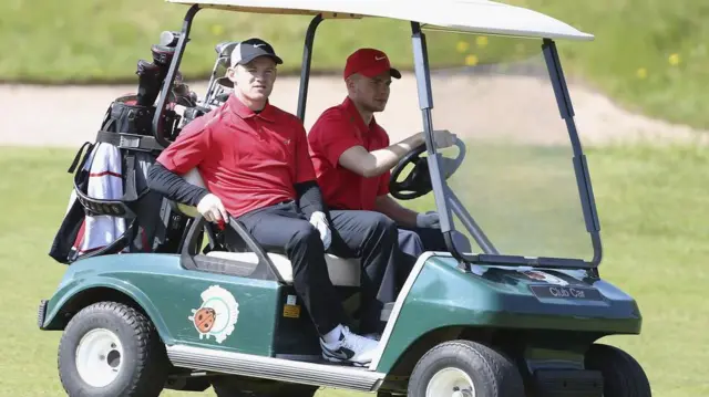 شایعه به سرعت بین بازیکنان منچستریونایتد پخش شد، زیرا یک روز قبل از اعلام خبر، همگی در یک بازی خیریه گلف شرکت کرده بودند