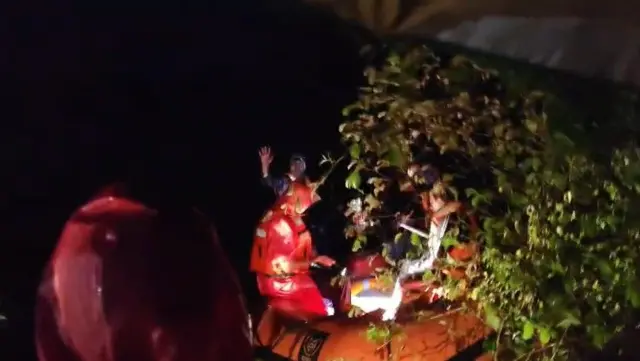 हिंगणघाट तालुक्यातील अल्लीपूर-टाकळी मार्गावरील यशोदा नदीच्या पुलाजवळ पुराच्या पाण्यात वाहून गेलेल्या युवकाला एसडीआरएफच्या टीमनं रेस्क्यू केलं.