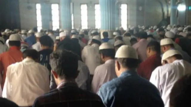 মসজিদে নামাজ পড়ছেন মুসুল্লিরা