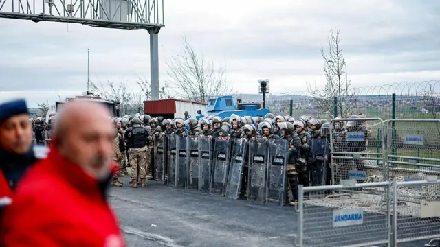 Mart 2025'ten bu yana tutuklu bulunan ve görevden uzaklaştırılan İstanbul Büyükşehir Belediye Başkanı Ekrem İmamoğlu'nun, İstanbul'da görülen davada Marmara-Silivri Cezaevi ve Adliye Kompleksi'nin önündeki barikatların ardında askerler nöbet tutuyor.