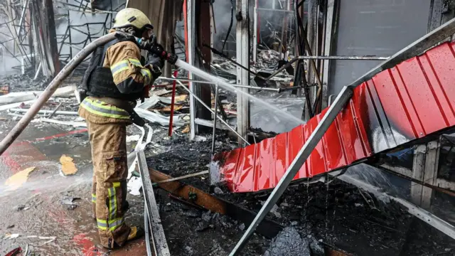 ДСНС ліквідовує наслідки атаки на Харків