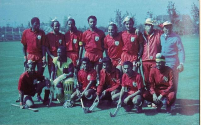 ਕੁਲਦੀਪ ਸਿੰਘ- ਖੜ੍ਹਿਆਂ ਵਿੱਚ ਖੱਬਿਓਂ ਛੇਵੇਂ