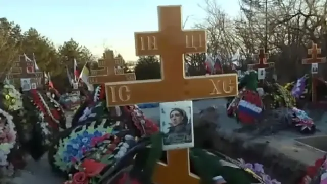 Украина урушида ҳалок бўлган аскар қабри