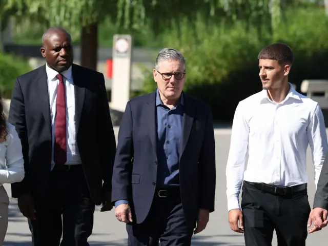 Başbakan Sir Keir Starmer (ortada) ve Başbakan Yardımcısı David Lammy (solda), aileler ve ilk kez ev sahibi olacaklar için ev satın alma sürecinde zamandan, paradan ve stresten tasarruf sağlayacak önemli reformları duyurmak üzere Kuzey Londra'daki bir konut geliştirme projesini ziyaret etti. 19 Haziran 2026, Cuma.
