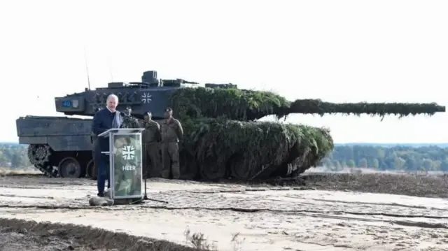 Le chancelier allemand Olaf Scholtz tient un discours.