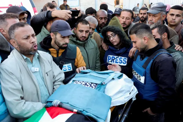 مشيعون بينهم صحفيون يحضرون جنازة زميلهم الصحفي الفلسطيني أحمد اللوح، صحفي الفيديو في قناة الجزيرة، بعد مقتله في غارة إسرائيلية على مركز الطوارئ في مستشفى شهداء الأقصى، دير البلح، وسط قطاع غزة، 16 ديسمبر/ كانون أول 2024