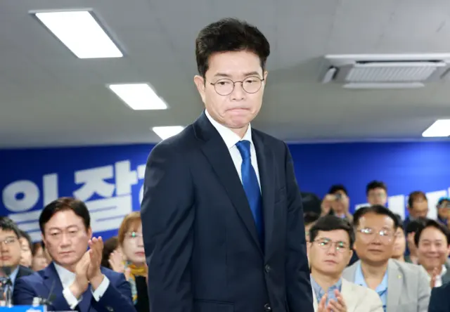 정원오 더불어민주당 서울시장 후보가 4일 서울 중구 선거캠프 상황실에서 제9회 전국동시지방선거 관련 입장 발표를 위해 이동하고 있다