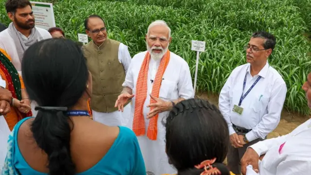 पंतप्रधान नरेंद्र मोदी शेतकऱ्यांशी चर्चा करताना.