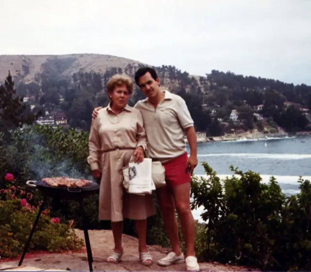 Mãe e filho abraçados e posando para fotoroleta on line gratisfrente ao mar 