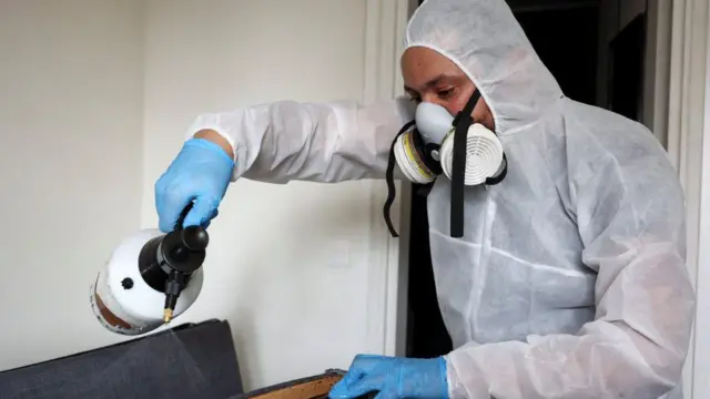 İlaçlama yapan bir adam