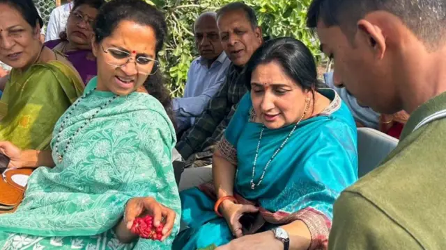 बारामती में ननद सुप्रिया सुले (बाएं) से चुनाव हारी थीं सुनेत्रा पवार