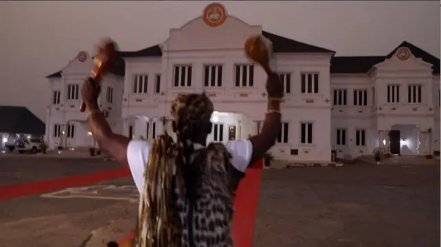 Onijala Ooni n kunlẹ ki Ooni