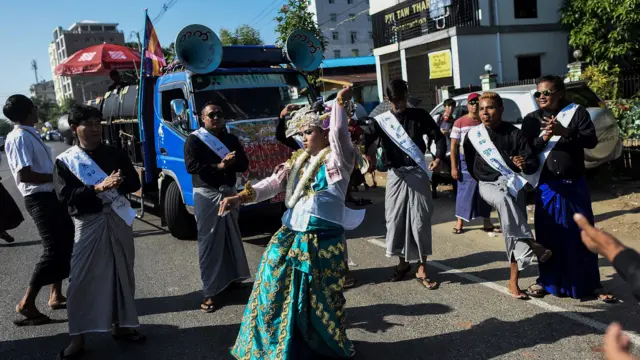 မြန်မာ့ပွဲတော်ကြိုက်လော်စပီကာ - “အိမ်ကမှန်တွေတောင်တုန်တယ်”