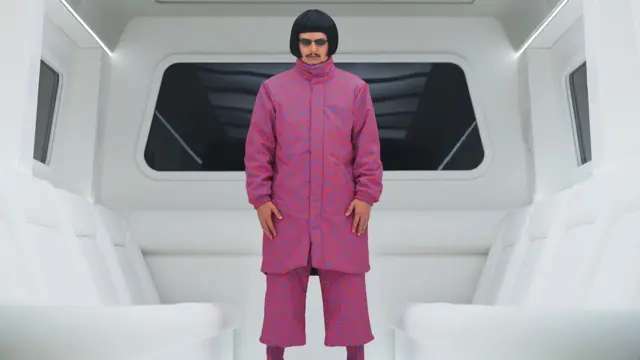 Nickel Oliver Tree vestido em uma roupa cor-de-rosa com óculos escuros.