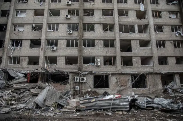 यूक्रेन की राजधानी कीएव में हमले में क्षतिग्रस्त एक इमारत.