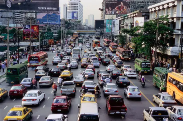 ဘန်ကောက်မှာ ကားကြပ်နေတဲ့လမ်း