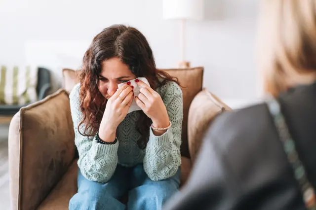 स्टडी के मुताबिक पुरुषों की तुलना में महिलाएं औसतन ज्यादा रोती हैं