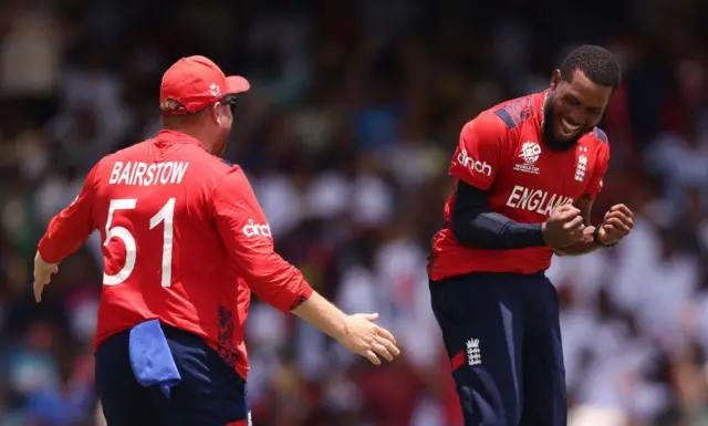 டி20 உலகக்கோப்பை: தடுமாறிய அமெரிக்கா, அரையிறுதிக்குச் சென்ற இங்கிலாந்து