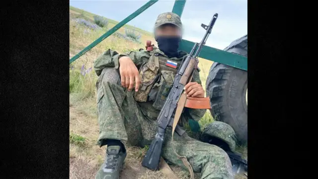 Нурбек (аты өзгөртүлдү) азыр орус армиясынын катарында согушка даярдыктан өтүп жатканын айтууда. Ал абактан түз урушка барган кыргыз. 
