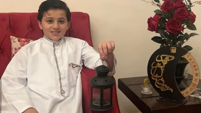 الطفل ليث يحمل فانوساً بيده.