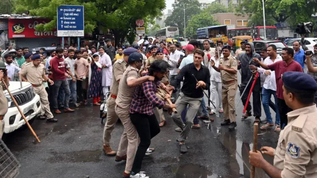 ભાજપ અને કૉંગ્રેસ વચ્ચે પથ્થરમારો