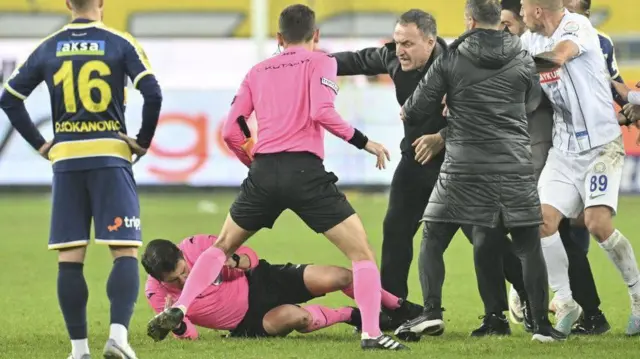 Umuhagarikizi Halil Umut Meler yabandanije akubitwa inyuma yo kugwa hasi 