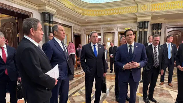 Міністр закордонних справ Росії Сергій Лавров (в центрі) і радник президента Росії Володимира Путіна з питань зовнішньої політики Юрій Ушаков (другий праворуч) спілкуються з офіційними особами Саудівської Аравії після зустрічі між Росією і США в Україні в Ер-Ріяді, Саудівська Аравія, 18 лютого 2025 року. 