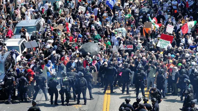 আইসিই অবিলম্বে বন্ধের দাবিতে শত শত বিক্ষোভকারী জড়ো হয়েছেন