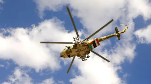 यमन की राजधानी सना में मंडराता हूती विद्रोहियों का हेलिकॉप्टर