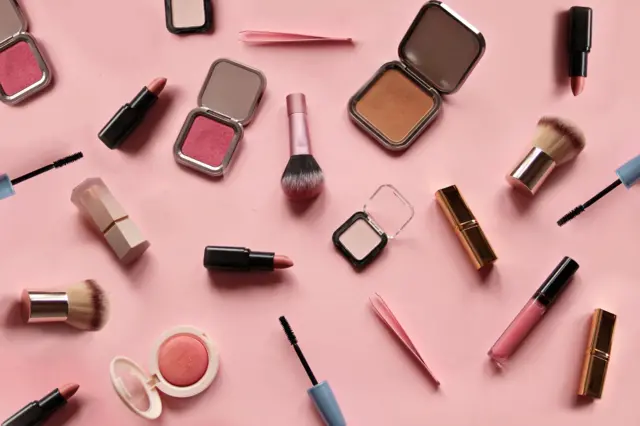 အလှကုန်ပစ္စည်းတွေ 