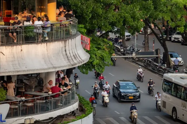 Dù vấp phải nhiều ý kiến trái chiều, hãng xe điện VinFast đã khiến nhiều người trong nước tự hào. Có những ý kiến cho rằng không ủng hộ VinFast là không yêu nước