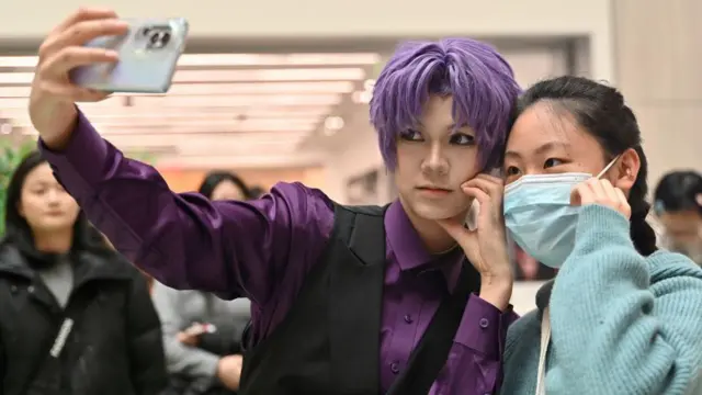 身著特制服裝的coser正在和玩家合影