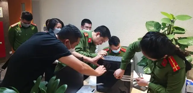 Các cán bộ điều tra niêm phong tài liệu, chứng cứ về việc phạm tội của ông Trịnh Văn Quyết (ảnh đăng tải trên Báo Chính phủ vào tháng 4/2022) Các cán bộ điều tra niêm phong tài liệu, chứng cứ về việc phạm tội của ông Trịnh Văn Quyết (ảnh đăng tải trên Báo Chính phủ vào tháng 4/2022)