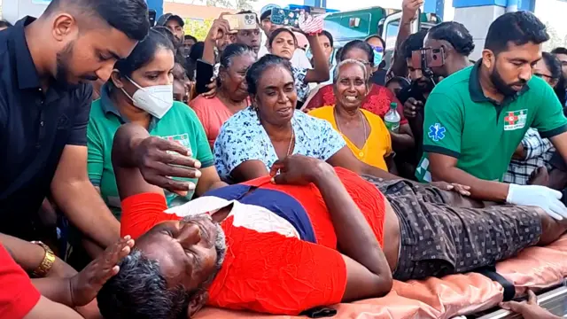 පහර කෑමට ලක්වූ ධීවරයින් රැගෙන ආ අවස්ථාවේ ඡායාරූපයකි